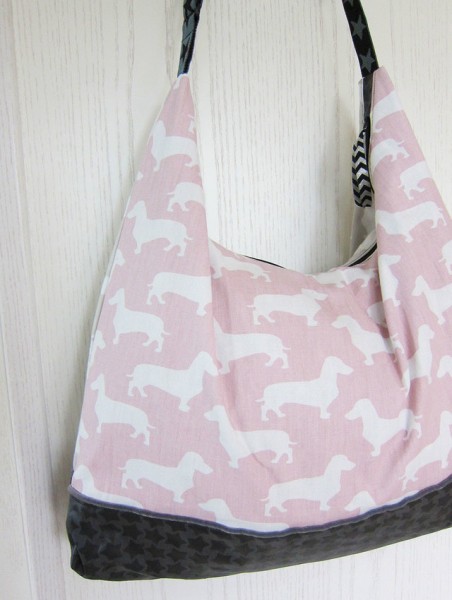 Taschenschnitt AllesDrin mit Nähanleitung, genäht aus rosa Baumwollstoff mit kleinen weißen Dackeln..