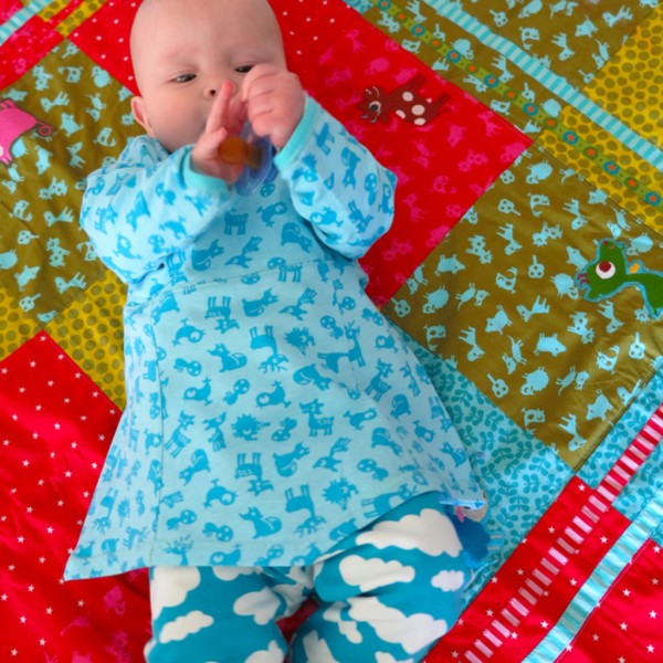Baby-Patchworkdecke selber nähen - Gratis Anleitung von Farbenmix