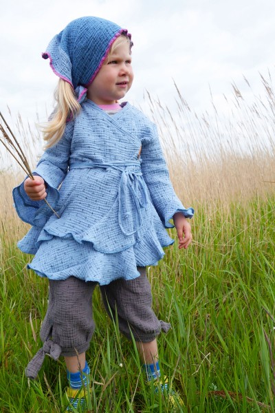 Schnittmuster Volant-Wickelbluse Hermosa aus blauem Musselinstoff.