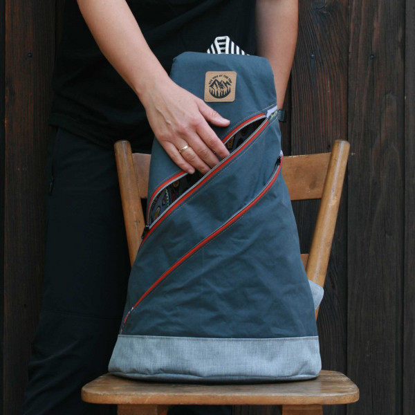 Großer Crossbag Rucksack, genäht aus Canvas oilskin mit zwei Reißverschlüssen