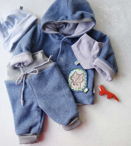 Baby-Kombi bestehend aus Babyjacke und Babyhose aus der Zwergenverpackung von farbenmix