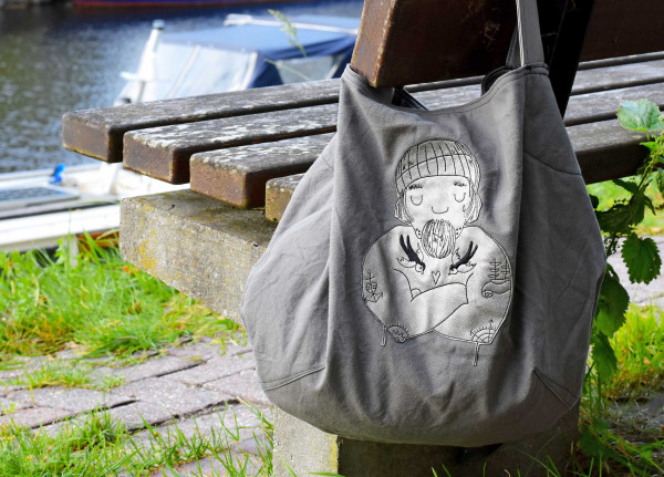 Beuteltasche aus grauem Canvas mit Seemann-Stickerei.