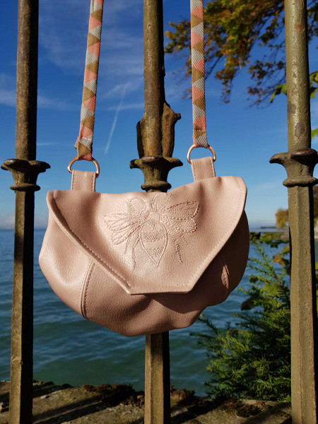 Schnittmuster kleine Damen-Handtasche mit Steckschloss und Umhängegurt