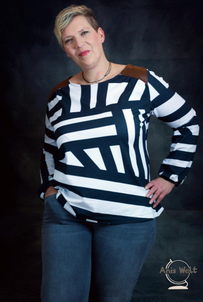 Damen-Shirt mit langen Ärmeln mit grafischem schwarz-weiß Muster