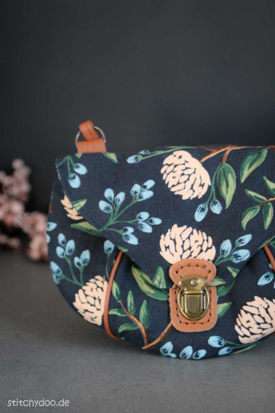 Schnittmuster kleine Damen-Handtasche mit Steckschloss und Umhängegurt