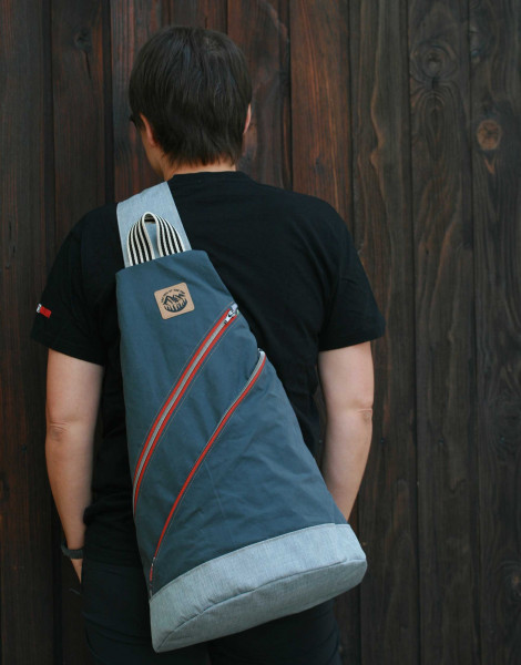 Großer CrossBag-Rucksack genäht aus rauchblauem Canvas und zwei Reißverschlüssen