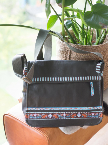 CityStyle Umhängetasche aus Canvas mit Webbandborte