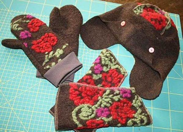 Winterset mit Handschuhe, Mütze und Stulpen