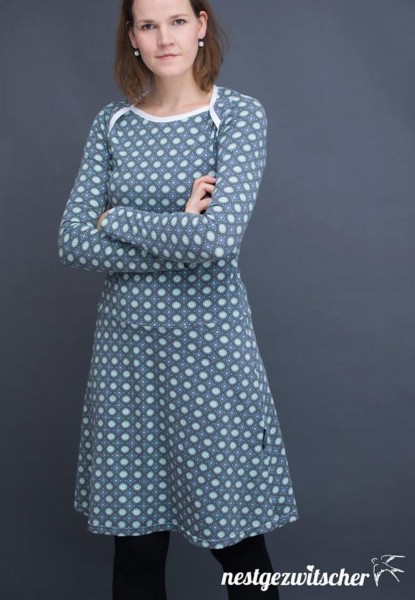 Damenkleid mit U-Boot-Ausschnitt