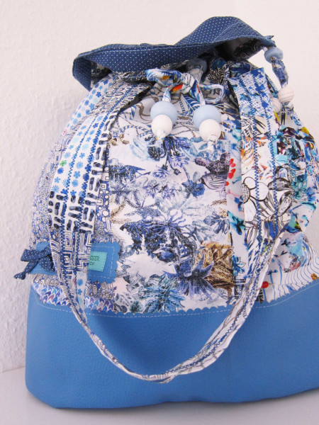 Einkaufstasche/Seesack "PacksEin" in Blautönen mit hochgezogenem Taschenboden aus Kunstleder