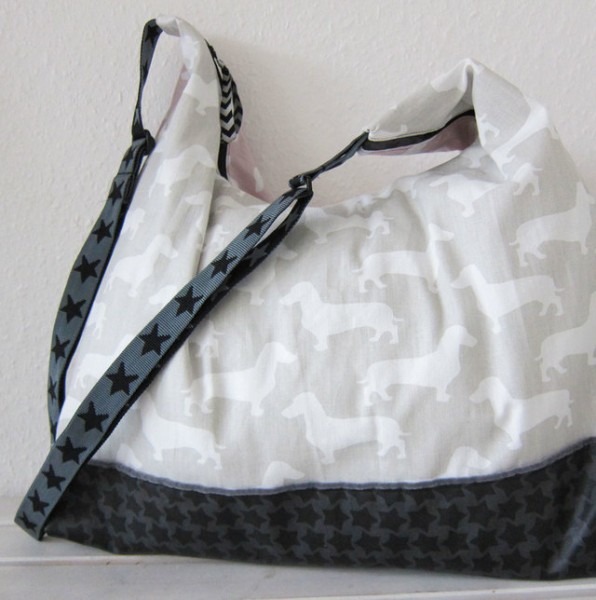 Taschenschnitt AllesDrin mit Nähanleitung, genäht aus cremefarbenen Baumwollstoff mit Dackelmotiv.