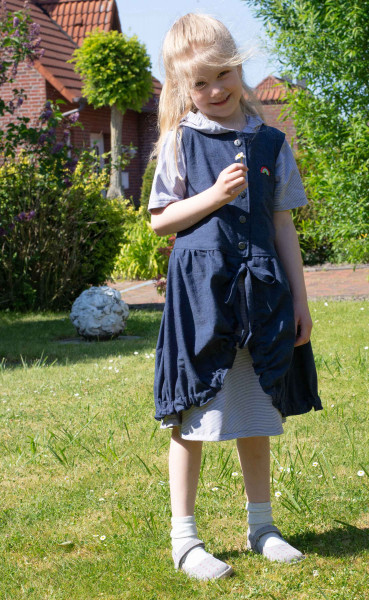 Süßes gedoppeltes Kinderkleid, bestehend aus Jerseykleid und Schürzenkleid