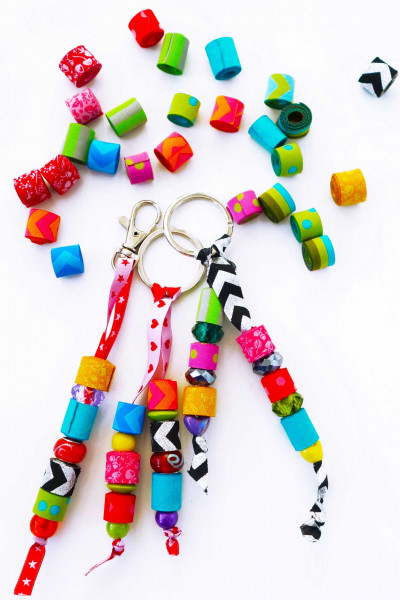Bunte Perlen aus Webbandresten selber machen - DIY Bastelanleitung