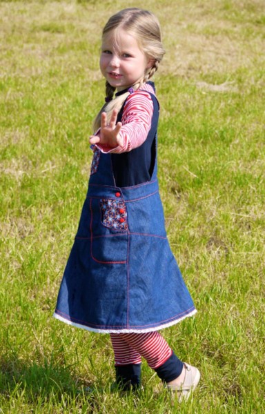 Jeans-Latzrock für Kinder nähen - Schnittmuster "Lotte" von farbenmix und Glitzerblume