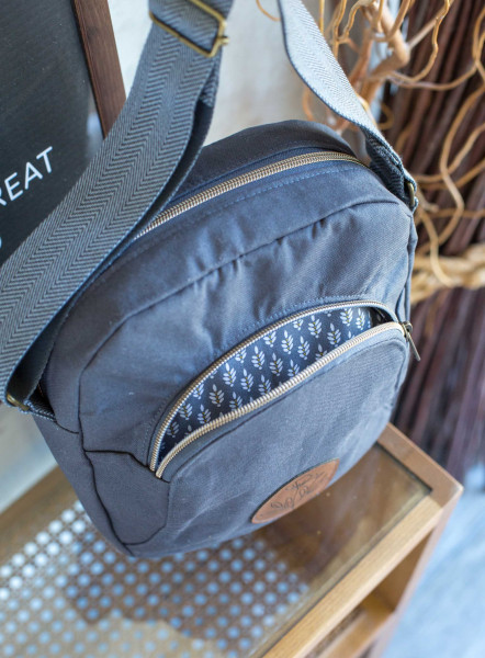 BugWelle, Umhängetasche mit geräumiger Vordertasche