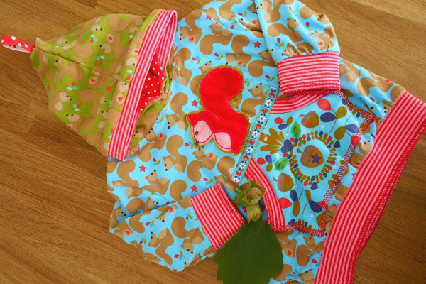 Nähanleitung süßer Babypulli mit Zipfelkapuze "Zwergenverpackung 1"