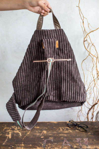 Crossbag 2 aus Breitcord-Taschenstoff, Rückenansicht mit Reißverschlusstasche und Tragegurt.